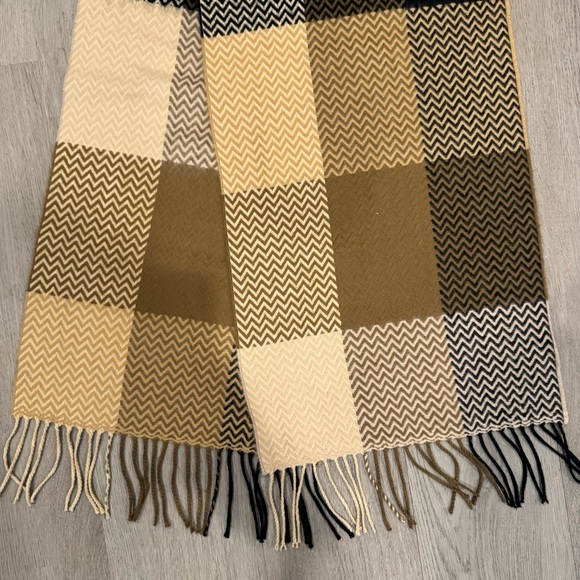 100% Cashmere Scarf w/ Fringe, Neutral/Brown Check, Herringbone Pattern Scotland - Picture 2 of 4